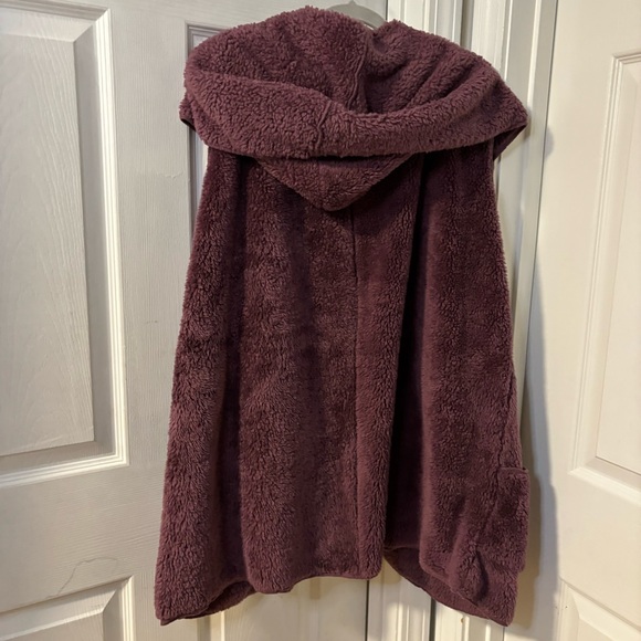 Zenana Outfitters Plush Faux Fur Vest Hoodie in Purple Size XL - Picture 6 of 7